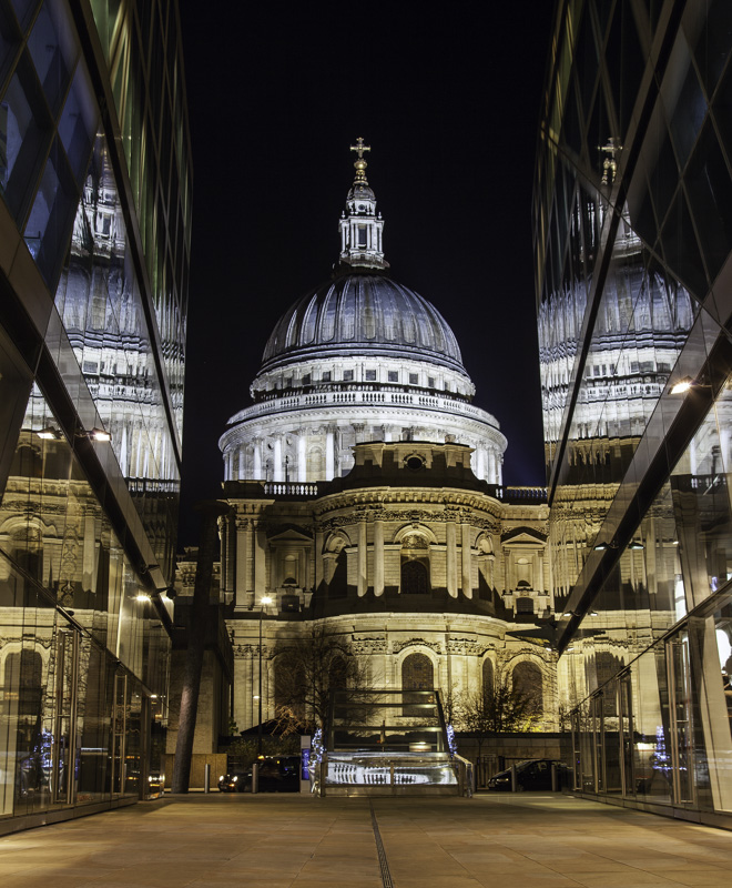 Travel planning :: St. Paul's Cathedral between two buildings